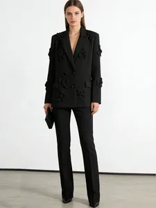 Elegante conjunto de blazer negro para mujer con sofisticados detalles florales 3D.