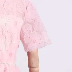 Detalle de una manga de tul rosa bordada con flores y delicadas cuentas perladas