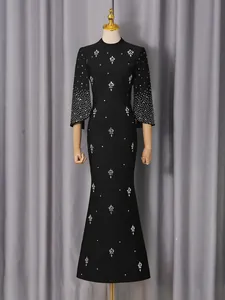 Elegante vestido de noche de sirena negro estilo francés con adornos de strass plata