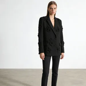 Chaqueta americana negra profesional con apliques florales en 3D para mujeres elegantes.