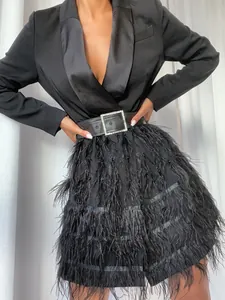 Sexueller schwarzer Blazer-Kleid mit V-Ausschnitt, Gürtel und Feder-Saum für Partys