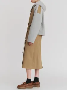 Eleganter Kapuzen-Trenchcoat in Khaki und Grau mit Bindegürtel für Damen, Materialmix