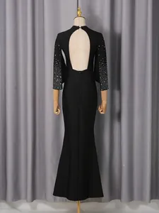 Elegante vestido de noche negro sin espalda con mangas de strass y corte sirena