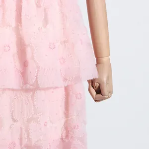 Detalle de vestido de malla rosa con bordado floral en 3D y delicados adornos de perlas