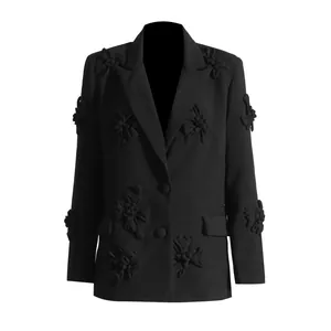 Vista detallada del patrón de apliques florales en 3D en esta chaqueta blazer negra