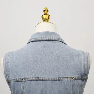 Detailansicht der Rückseite eines hellblauen Jeanskleides mit Kragen und Nähten