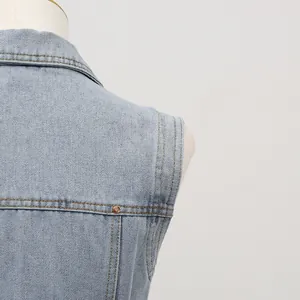 Detailansicht der Schulternähte und des Kragens bei einem hellblauen ärmellosen Jeanskleid