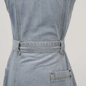 Nahaufnahme der Taille eines hellblauen Jeanskleides mit Gürtelschlaufen und Nieten.