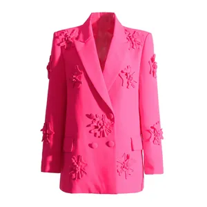 Vista detallada del blazer fucsia con bordados de aplicaciones florales en 3D art