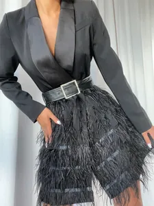 Sexy schwarzes Blazer-Kleid mit V-Ausschnitt, Feder-Saum und Strass-Schnallengürtel