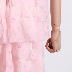 Primer plano del vestido de malla rosa con bordado floral 3D y detalles de pedrería