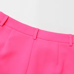 Vista macro detallada de la línea de cintura de pantalones rosa brillante con trabillas