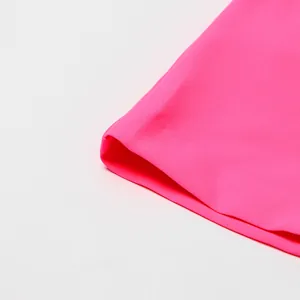 Detalle de primer plano de la textura de tela rosa neón para blazer de mujer moda