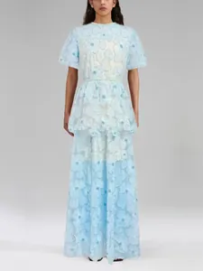 Vestido largo azul claro estilo francés con bordado floral y falda de capas