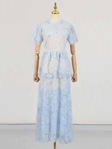 Elegante vestido largo de tul bordado azul claro con detalle de perlas en la cintura