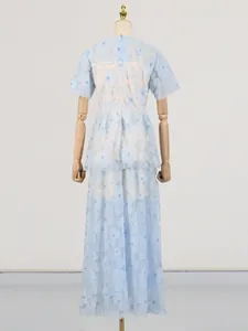 Vestido maxi azul claro de estilo francés con bordado floral y falda de capas suave