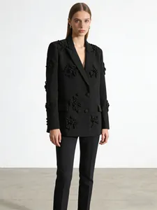 Elegante chaqueta blazer negra con intrincadas flores en 3D para un look femenino con estilo.