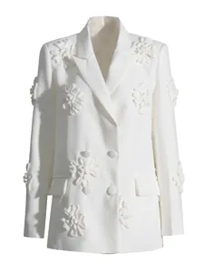 Chaqueta blazer blanca de doble botonadura para mujer con exquisitos apliques florales en 3D