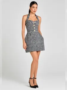 Vista de cuerpo entero de un elegante vestido halter línea A con estampado de pata de gallo