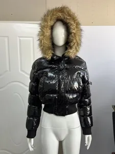 Schicke glänzende schwarze Kurzjacke mit einer Kapuze mit weichem Kunstpelzbesatz