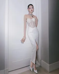 Elegante abito a corsetto bianco stile francese con rete e spacco laterale alto.