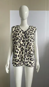 Vista detallada de un chaleco de felpa con estampado de leopardo y botones en un maniquí