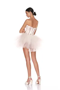 Vista posteriore di un elegante abito bianco senza spalline con corsetto e gonna tutù in tulle