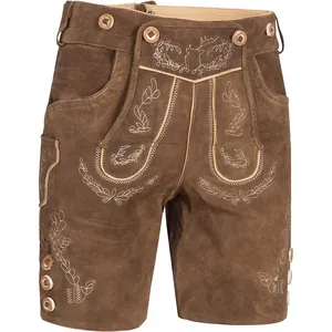 Detailansicht der braunen bayerischen Lederhose mit aufwendiger Stickerei für das Oktoberfest