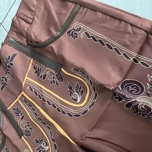 Gros plan de short pour homme d'Oktoberfest avec des motifs ethniques détaillés.
