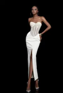 Elegante abito da sera bianco a corsetto senza spalline con inserti in rete e spacco alto