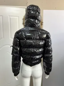 Rückansicht einer glänzenden schwarzen Steppjacke mit einem weichem Kunstpelzbesatz