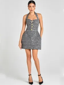 Elegante vestido halter de tweed con cuadros blancos y negros para fiestas y gala