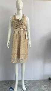 Traditionelles champagnerfarbenes Dirndl-Kleid mit weißen Blumenspitzen-Details und Schleife
