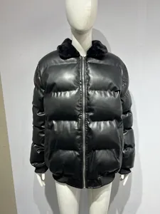 Doudoune élégante en similicuir noir pour homme avec détail de col en fausse fourrure