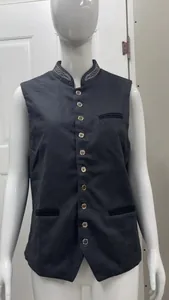 Elegante chaleco de boda gris oscuro para hombre con cuello alto bordado en plata y bolsillos