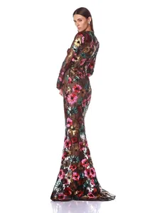 Elegante avondjurk met bloemenpailletten en zeemeerminstijl gedragen door een model.