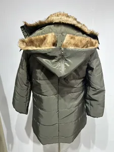Vue arrière d'une doudoune d'hiver verte pour femme avec capuche en fausse fourrure