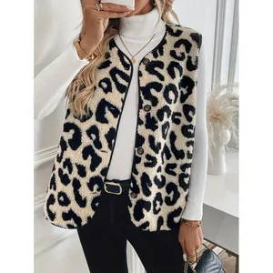 Primer plano del chaleco de felpa con estampado de leopardo y cierre de botones de invierno