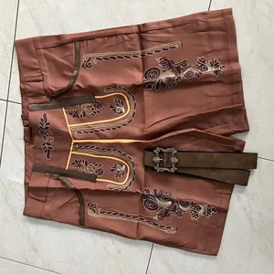 Détail du short Oktoberfest avec broderie et une ceinture à boucle ornementale.