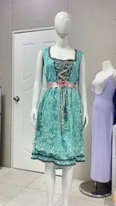 Vista dettagliata dell'abito Dirndl per l'Oktoberfest verde acqua con grembiule in pizzo.
