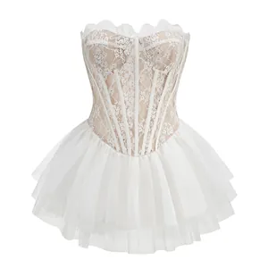 Vista dettagliata di un abito a corsetto in pizzo bianco con gonna in tulle.