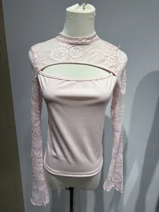 Detailansicht des rosa Spitzentops mit Cut-Out und ausgestellten Ärmeln
