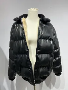 Vue détaillée d'une veste matelassée en similicuir noir avec doublure en peau de mouton
