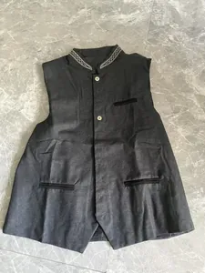 Detalle de chaleco gris carbón para hombre con cuello mao bordado y bolsillos de ojal