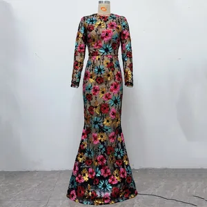 Volledig aanzicht van een mesh zeemeermin jurk met kleurrijke bloemen pailletten borduurwerk.