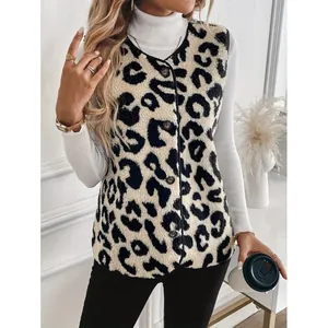 Vista detallada de un chaleco de felpa con estampado de leopardo y botones frontales para invierno