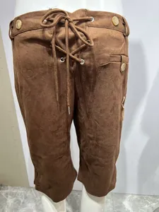 Detailansicht der braunen bayerischen Oktoberfest-Hose aus Wildlederimitat mit Schnürung
