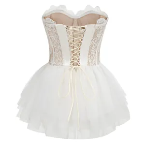 Vista dettagliata dell'abito corsetto bianco senza spalline con lacci e gonna in rete