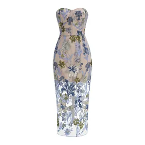 Vue de face d'une élégante robe longue sans bretelles avec broderie florale bleue.