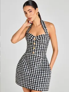 Vestido corto de tweed a cuadros blancos y negros con cuello halter y botones dorados